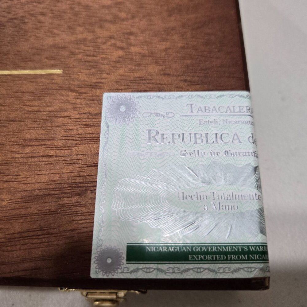 Oliva Series V Cigar Box - Picture 3 of 5